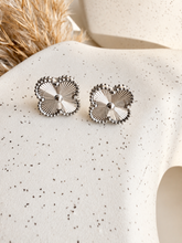 Load image into Gallery viewer, Flor Stud Earrings