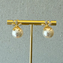 Load image into Gallery viewer, Flower Pearl Earrings
