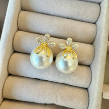 Load image into Gallery viewer, Flower Pearl Earrings
