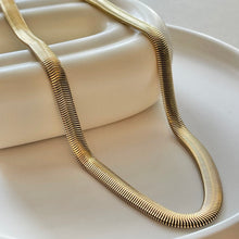 Load image into Gallery viewer, Sneak Necklace
