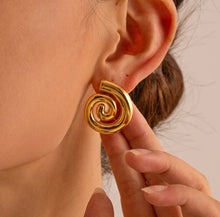 Load image into Gallery viewer, Caracol Gold Earrings
