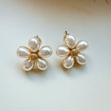 Load image into Gallery viewer, Pearls Flower Earrings
