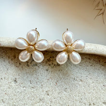 Load image into Gallery viewer, Pearls Flower Earrings
