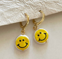 Load image into Gallery viewer, Happy Face Huggies

